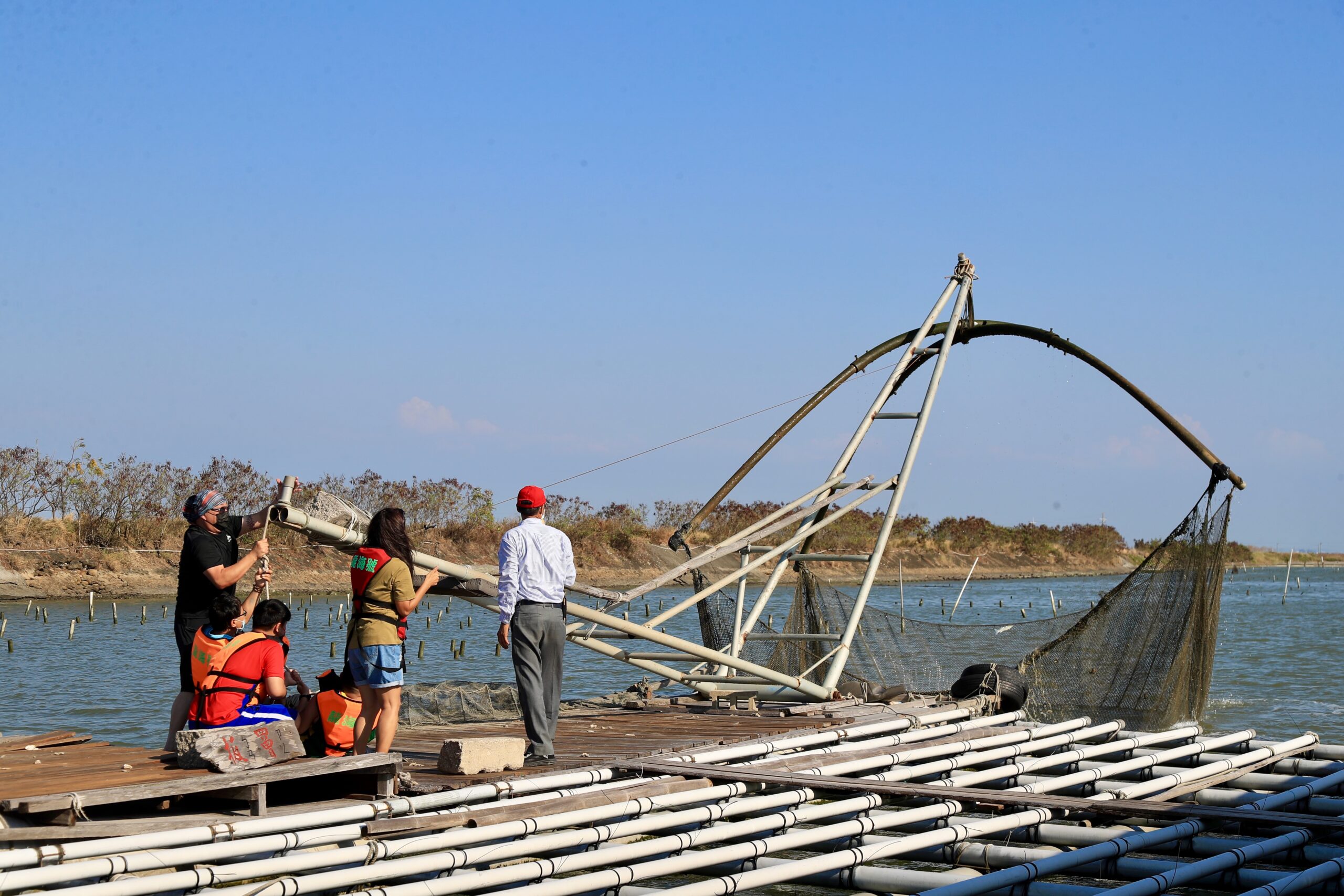 005台南七股龍海號會帶領遊客體驗潟湖內的定置漁網捕魚方法002
